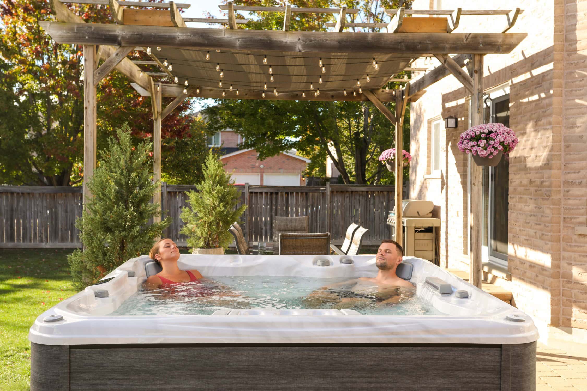 couple relaxing in sundance spas 780 series hot tub 5