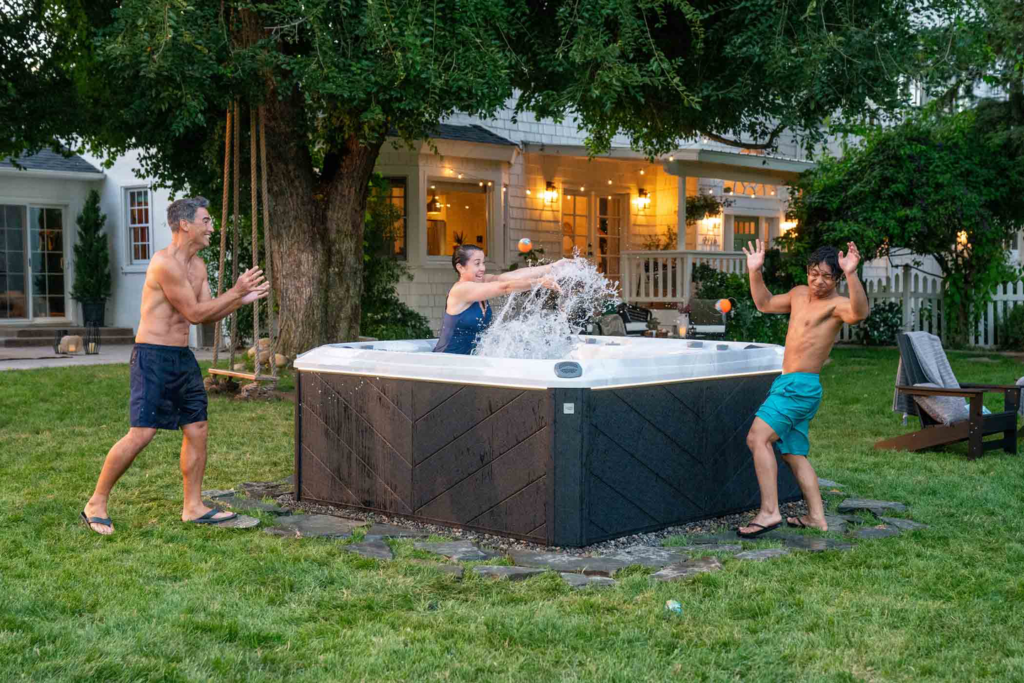 Bataille d'eau en famille chez Sundance Spas